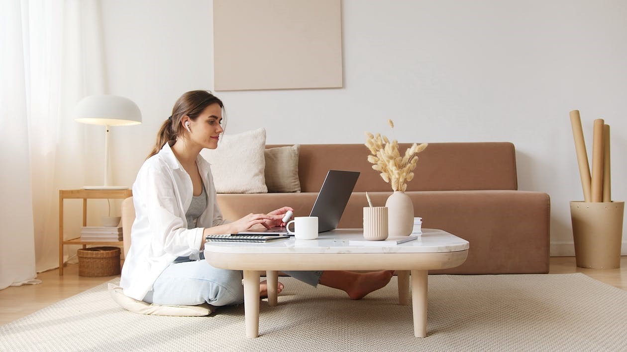 A woman taking Hebrew online lessons