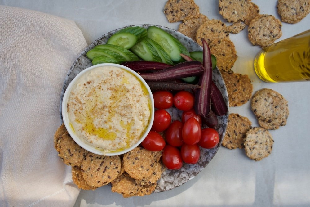 Tahini with veggies and bread slices